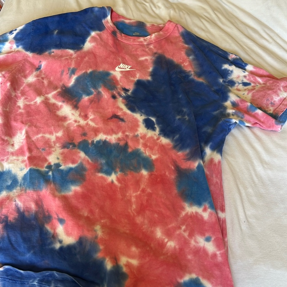 NEVER BEEN WORN NIKE LIMITED TIE DYE T-SHIRT